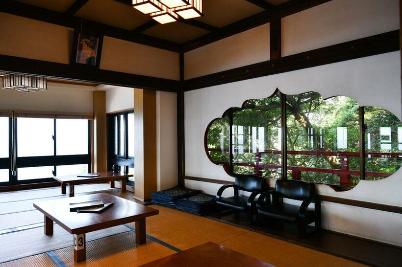 昭和の趣を残す風情あるたたずまいの座敷は個室感覚で使える　（撮影／写真部・馬場岳人）