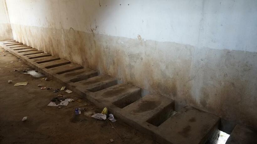 中国・洛陽市の中学校では２０１７年まで壁がない「ニーハオトイレ」が使われていた（写真：Ｂａｉ　Ｌｉｎ）