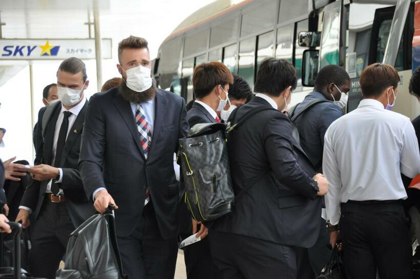 新型コロナウイルス対策でマスクを着用する広島の選手たち　（ｃ）朝日新聞社