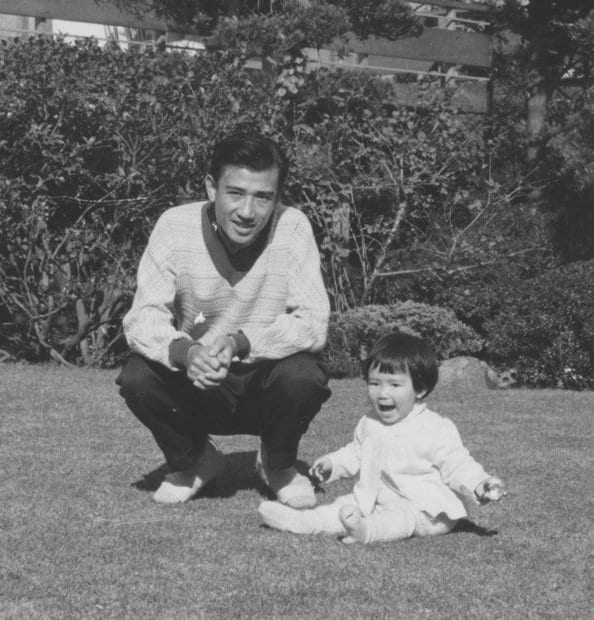 佐田啓二（さだ・けいじ）／1926年、京都府生まれ。映画「君の名は」「喜びも悲しみも幾歳月」など数多くの作品に出演。64年、自動車事故により37歳で死去。写真は自宅の庭で。好きなゴルフを練習できるように庭は広く、ブランコや三輪車もあった