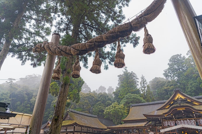 蛇神を祀るといわれる大神神社社殿と鳥居の注連縄。縄を撚った注連縄には深遠な秘密が