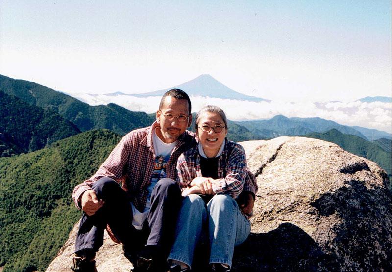 修治さん（左）と留美子さんの趣味は登山だった。金峰山に登ったときには南に富士山が望めた。２００５年頃