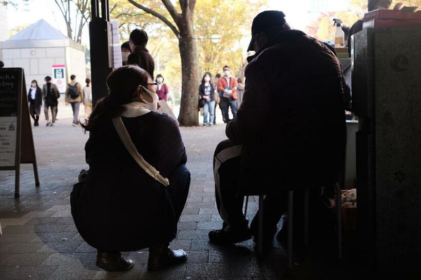 毎週土曜日に新宿都庁下で行っている相談会の様子（提供／認定NPO法人自立生活サポートセンター・もやい）