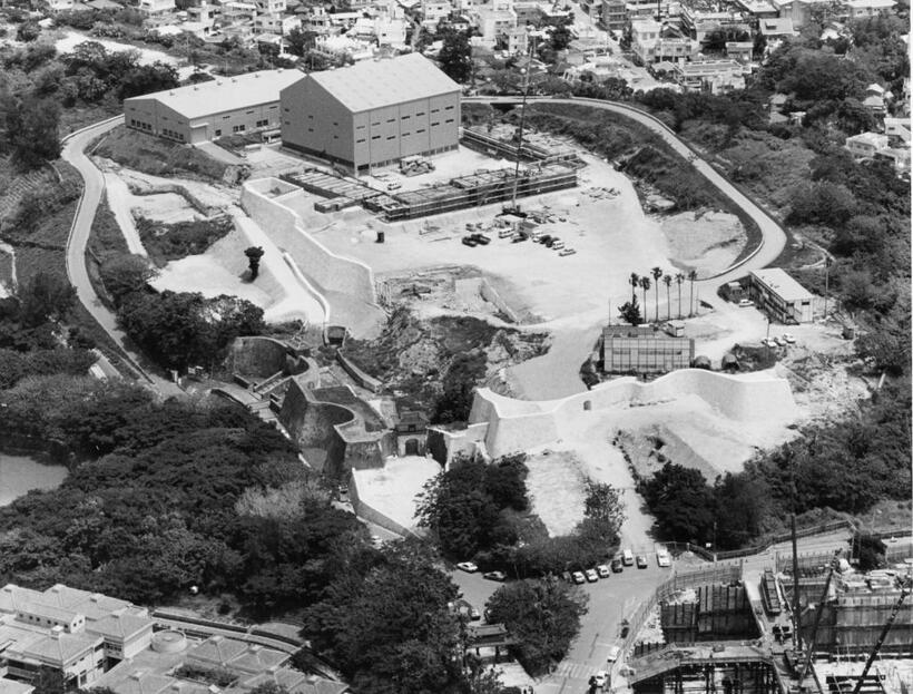 １９９１年、建物の復元が進む那覇の首里城。中央上の建物の中で「正殿」を建設している。（ｃ）朝日新聞社