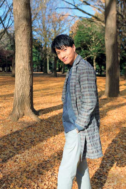 松下優也（まつした・ゆうや）／１９９０年、兵庫県生まれ。小学生から歌手を目指し、１５歳で単身ニューヨークに行って修業後、２００８年にソロアーティストとしてデビュー。同時に俳優業もこなし、舞台「花より男子The Musical」の道明寺司役などで注目される。１５年からボーカル＆ダンスグループ「X４（エックスフォー）」のリーダー・YUYAとして活動し、３rdシングル「キズナ」が発売中（スタイリング／鹿野巧真、ヘア&メイク／coomie［B★side］、衣装協力／ID DAILYWEAR、撮影／写真部・東川哲也）