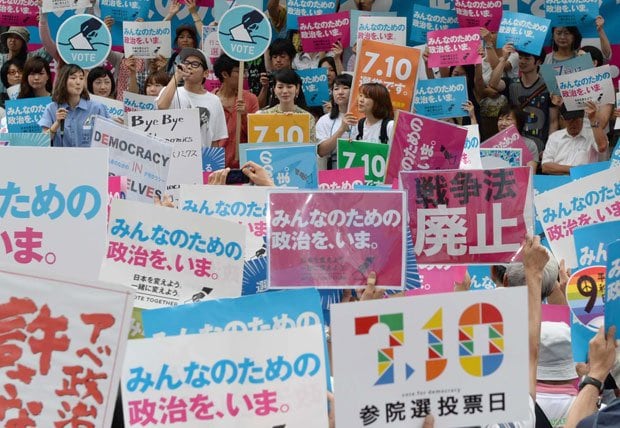 １９日にＪＲ有楽町駅前で市民連合と野党４党が行った街頭演説会。参加者のプラカードが会場を埋め尽くした　（ｃ）朝日新聞社