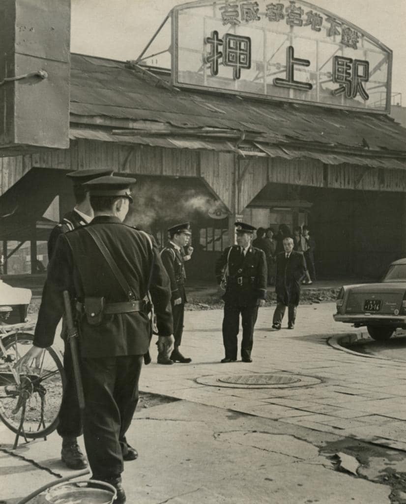 押上駅は1960年に地下化され、写真のように入り口として駅舎が残っていた。写真は1963年の撮影で、駅名板には「京成・都営地下鉄」と書かれている(C)朝日新聞社