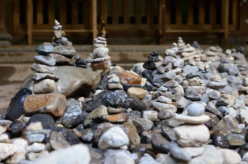 日本各地にある賽の河原で積まれた石