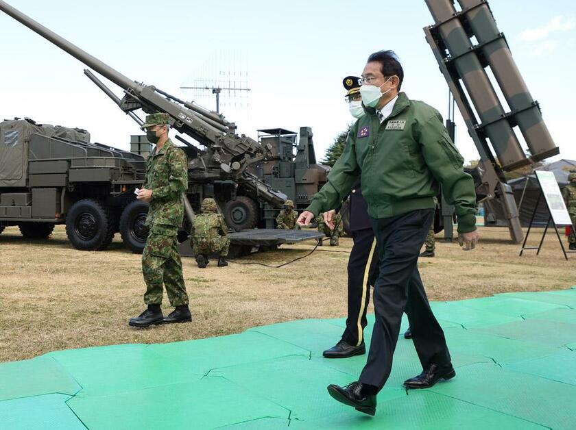 陸上自衛隊の朝霞駐屯地を視察した岸田文雄首相（2021年11月、代表撮影）と防衛省