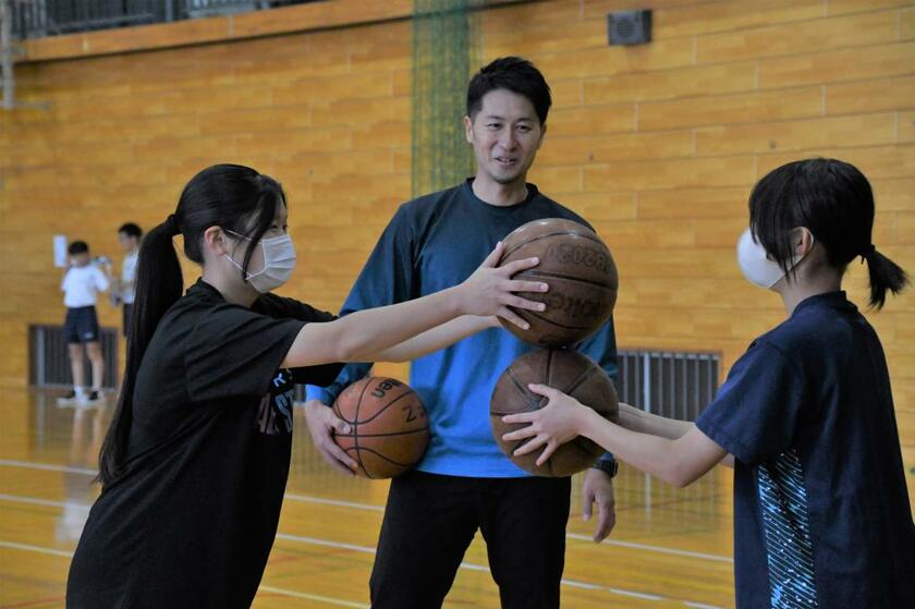 地域移行され、元プロ選手から指導を受ける女子バスケットボール部の生徒たち＝２０２２年１１月、埼玉県白岡市の中学校