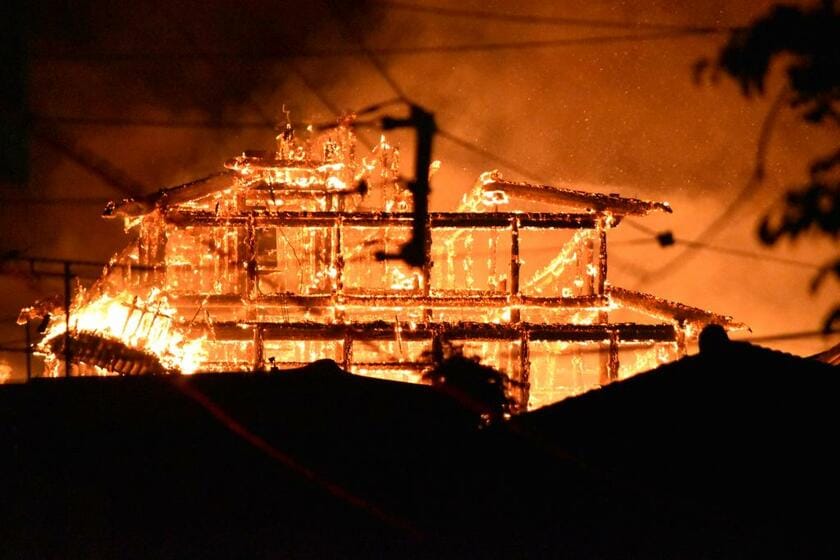 １０月３１日、焼けて崩れかけている首里城正殿（ｃ）朝日新聞社
