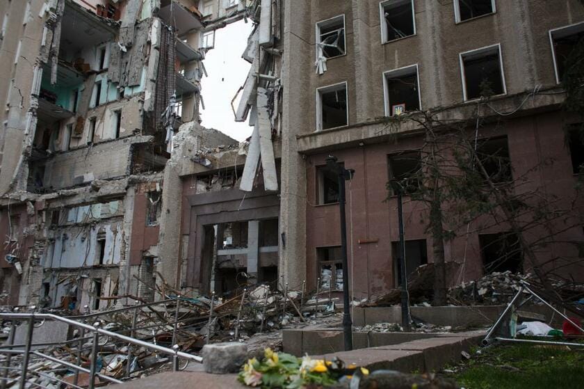 ロシア軍はウクライナ東部や南部に攻勢をかけ、南部のミコライウでもビルが破壊されている（写真：Getty