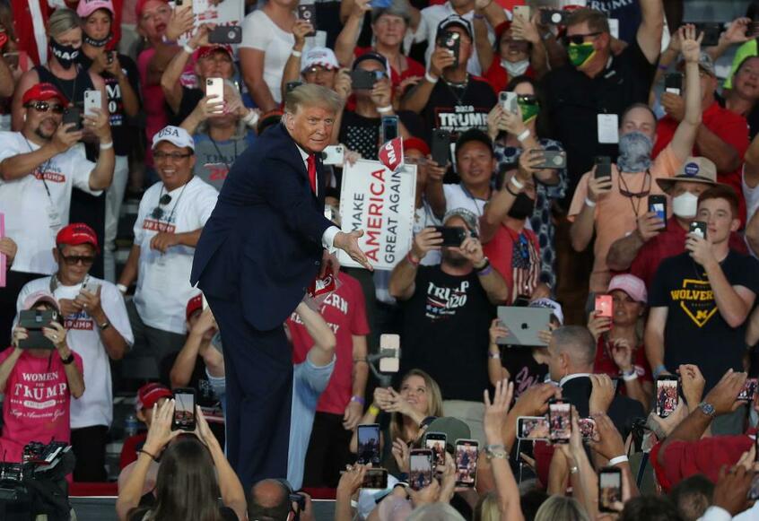 新型コロナから回復後、大規模な選挙集会を再開したトランプ氏/10月12日、フロリダ州サンフォード(写真:Joe Raedle/gettyimages)