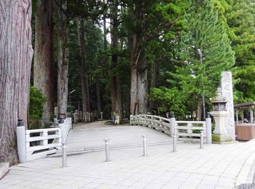 高野山奥之院入口。参道両側には全国の武将の墓碑が並ぶ
