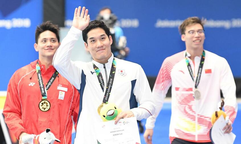 2018年アジア大会男子100メートルバタフライで3位に入ったときの小堀勇気(中央) (c)朝日新聞社