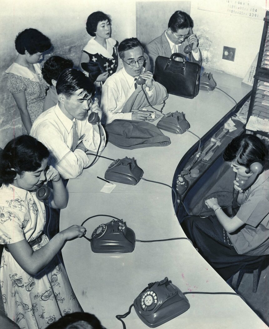 昭和30（1955）年、東京駅の公衆電話。当時の電話機はダイヤル式だった