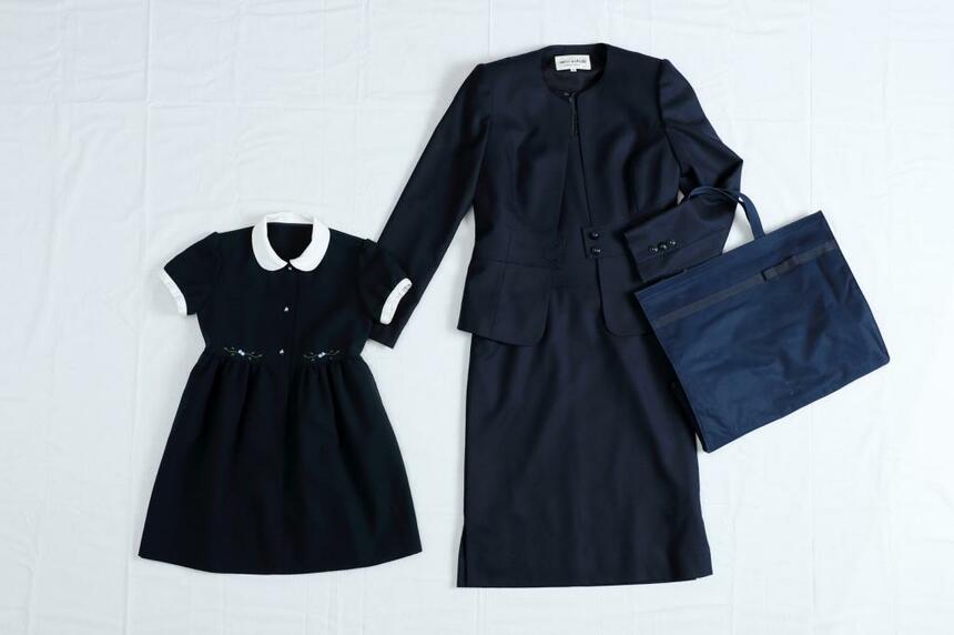 二宮さんが実際に着用した紺スーツとバッグ、長女のワンピース（撮影／加藤夏子・写真部）