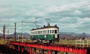 寒風ニモマケズ赤い橋を渡る53年前の光景 岐阜、静岡、福井…路面電車がある街並み