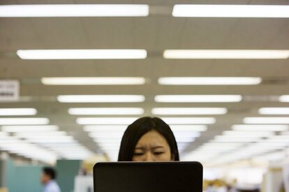 いまや職場こそ「感情労働化」している。外の顧客ではなく、社内の継続した関係性の中で、逃げ場がなく悩む人は多い(写真部・植田真紗美)
