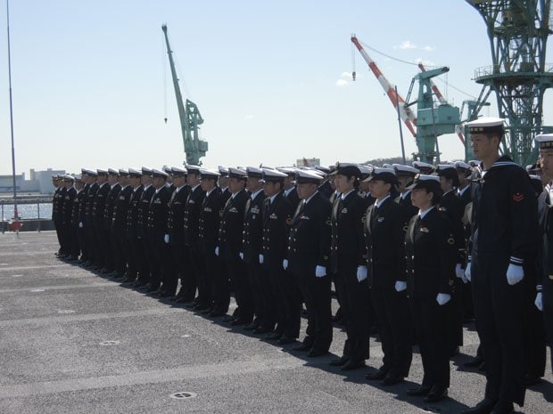 整列する海上自衛隊員（※イメージ写真、本文とは関係ありません）