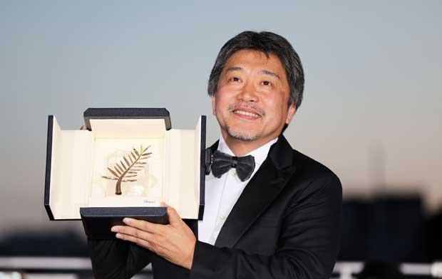 パルムドールを受賞した是枝裕和監督。一人で箱に入った受賞トロフィーをもって　（ｃ）Ｆｅｓｔｉｖａｌ　ｄｅ　Ｃａｎｎｅｓ／Ｍａｔｈｉｌｄｅ　Ｐｅｔｉｔ　／ＦＤＣ
