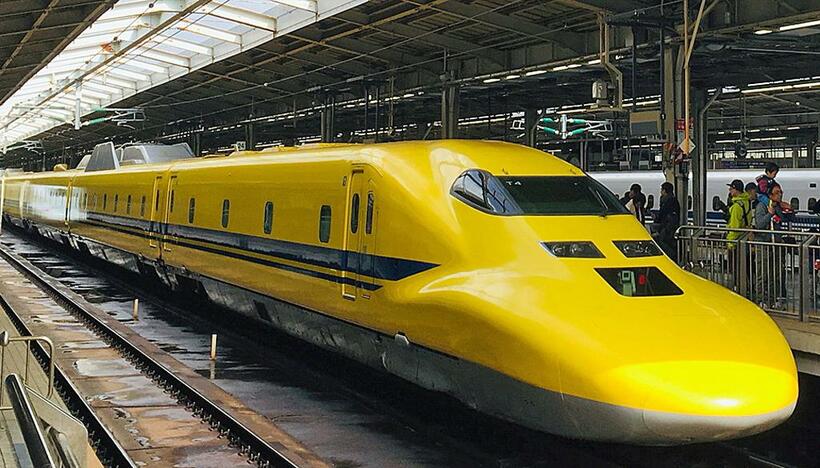 700系をベースに開発された923形“ドクターイエロー”。JR東海とJR西日本が1編成ずつ保有する（C）朝日新聞社