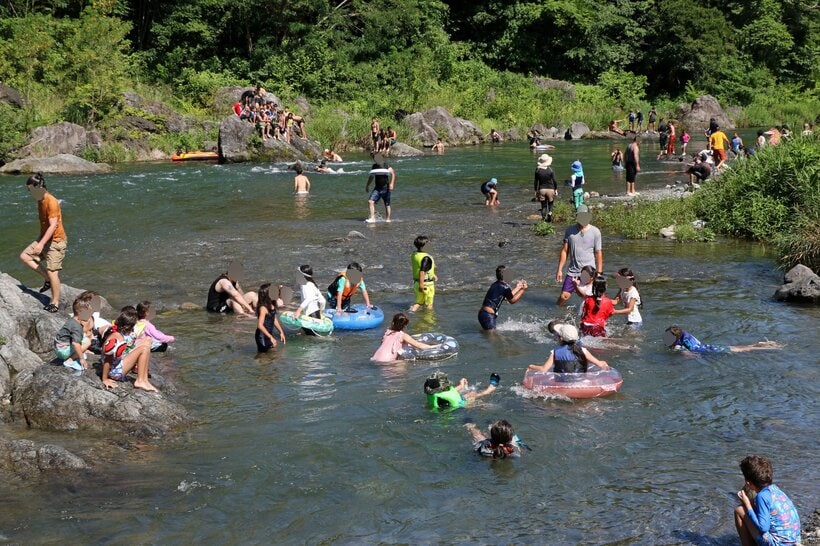 多摩川で水遊びをする人々。多くが外国人だ＝米倉昭仁撮影