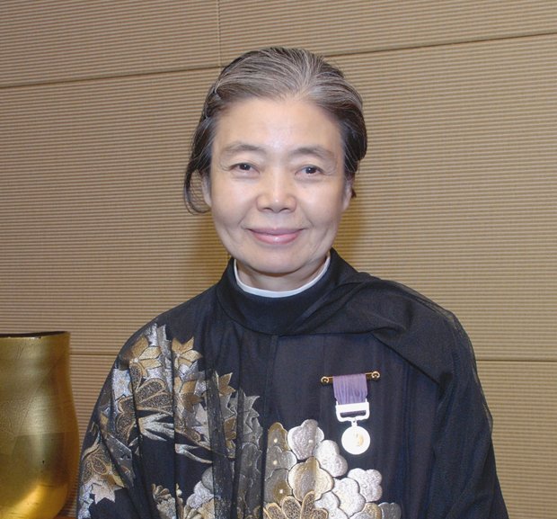 遠藤勝義さんがデザインしたドレスで2008年秋の紫綬褒章受章式に出席した樹木希林さん　（ｃ）朝日新聞社