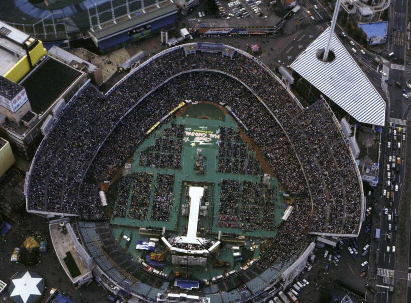 後楽園球場が満員になった１９７８年４月４日のサヨナラ・コンサート　（ｃ）朝日新聞社