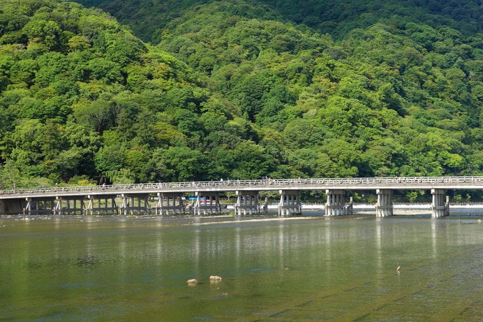 桜、紅葉の名所として知られる嵐山・渡月橋。万緑の頃の美しさも格別