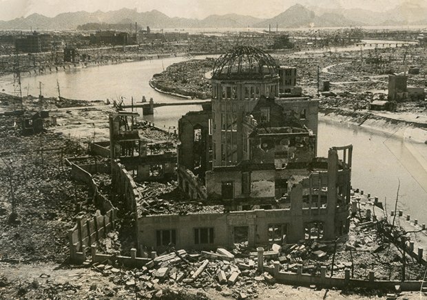 １９４５年８月、原爆被爆直後の原爆ドーム（松本栄一撮影）　（ｃ）朝日新聞社