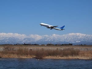 日本で唯一の河川敷に敷かれた滑走路がある富山きときと空港。北陸新幹線によって大ピンチに