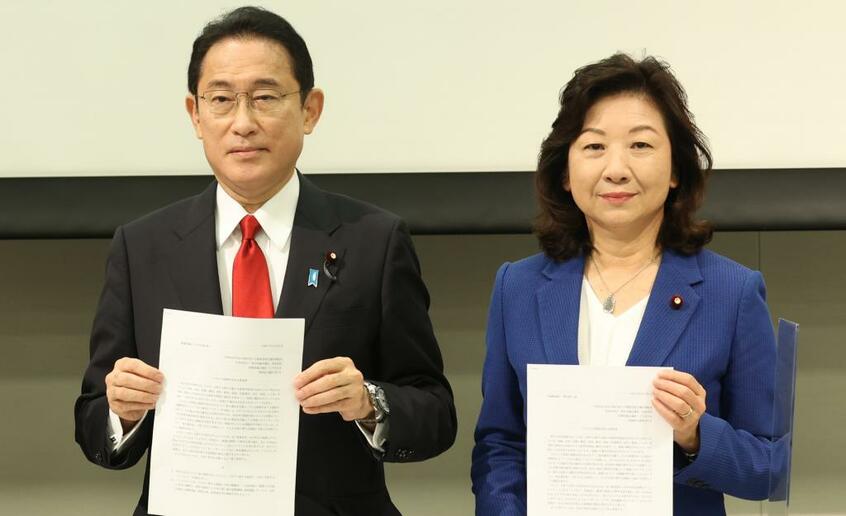 岸田氏と野田氏(C)朝日新聞社