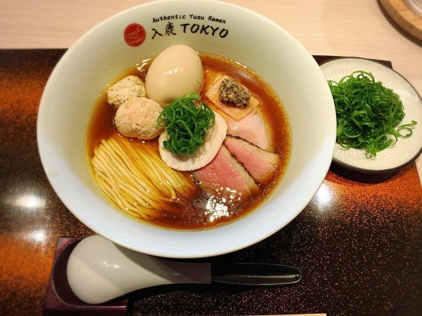 「入鹿TOKYO」(東京都港区六本木4-12-12)の「特製ポルチーニ醤油らぁ麺」(別皿の九条ねぎは追加トッピングした)