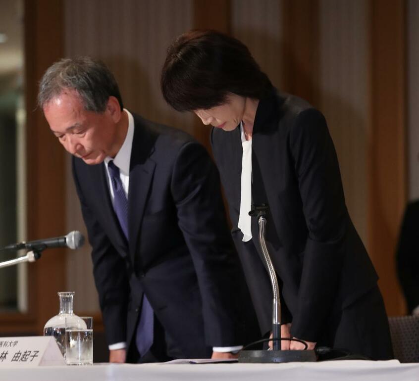 入試不正問題について謝罪する東京医科大の林由起子学長(右)ら。この大学の不正発覚から他大学に波及した (c)朝日新聞社