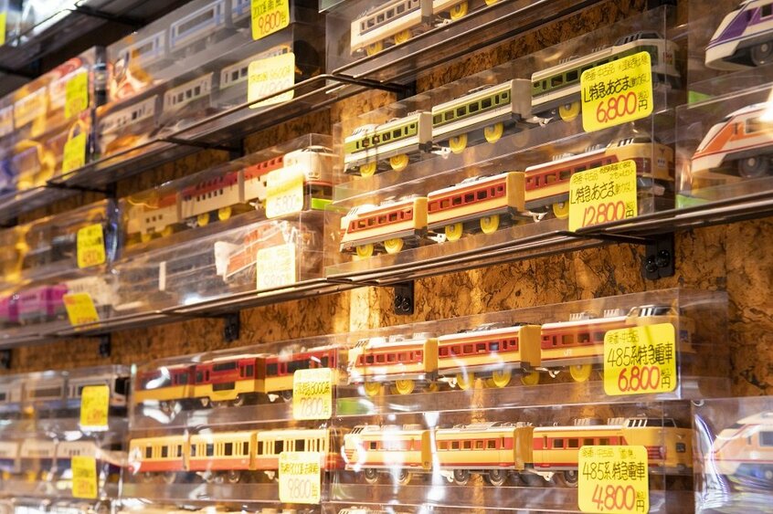 「カフェ プラたく」の店内。今はもうない販売終了商品も扱っている。レアなプラレールが見つかるかもしれない(撮影/写真映像部・高野楓菜)