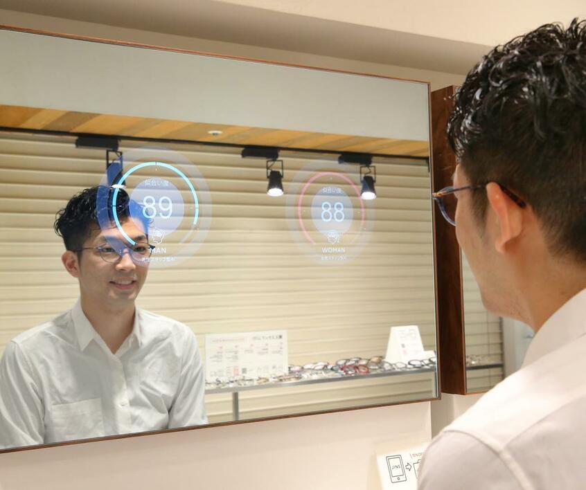 似合い度をAIが判定/JINS各店舗ではタブレットで利用できるほか、JINSエキュート上野店では、ミラー型の大型ディスプレーでJINS BRAINを試せる(写真:JINS提供)