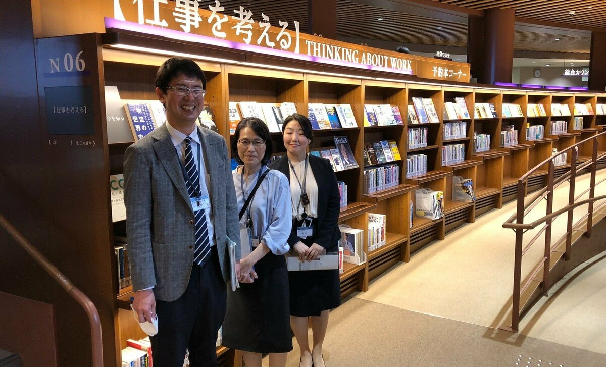 札幌市図書・情報館 | . 図書・情報館の本棚の特徴は、「面出し