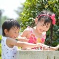 外で遊べないほどの危険な夏。子どもの発育を妨げる温暖化を止めるには?