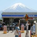「インスタ映え富士山」撮影スポットにインバウンド客が殺到 「飛び出し」「侵入」 あわや接触事故も