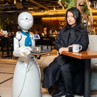 カフェで働く「分身ロボット」誕生秘話　原点は「ひきこもり経験」開発者・吉藤オリィさん