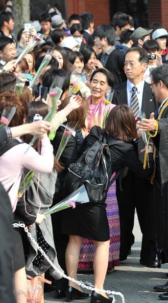 龍谷大学での大歓迎に感動したスーチー氏は、講演を早めに切り上げて学生たちとの触れ合いに時間を割いた　（c）朝日新聞社　＠＠写禁