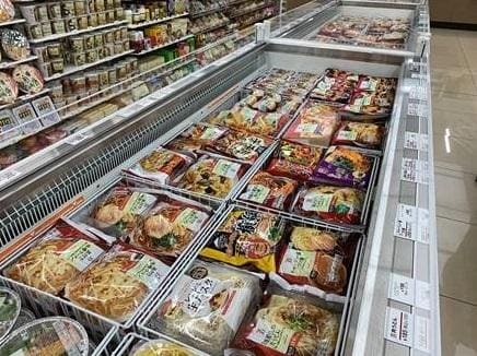 冷凍食品の売り場を拡大したセブン-イレブンの店　（ｃ）朝日新聞社