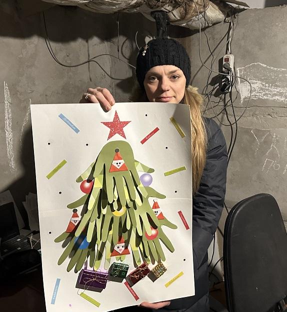 「8歳の息子のため、地下室でクリスマスツリーを作りました」と話すマリーナさん＝ハルキウ市近郊で、岡野直撮影