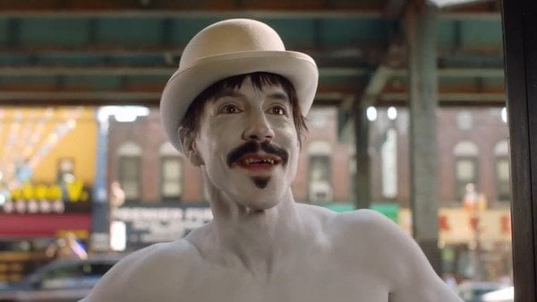 レッチリ「ゴー・ロボット」MV公開、ほぼ全裸に白塗りのアンソニーがディスコで踊る