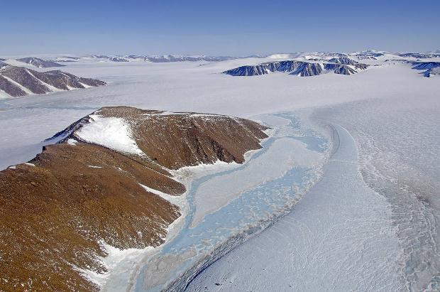 グリーンランドの大地と氷の海（※イメージ）(c)NASA