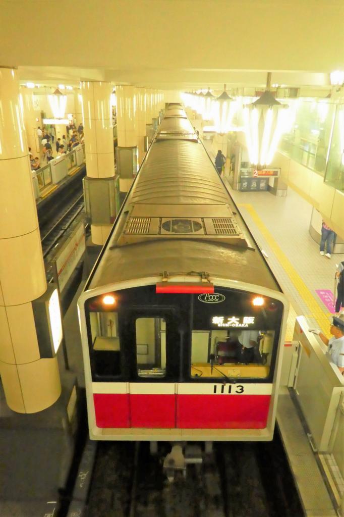 第三軌条方式の地下鉄で初めて屋根上に冷房機を設けたOsaka Metro御堂筋線10系（写真／岸田法眼）
