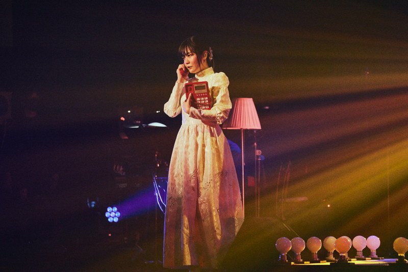 吉澤嘉代子、物語性のあるステージでオーディエンスを魅了【赤青ツアー2021】