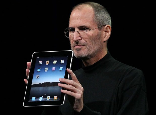 初代iPadを発表するスティーブ・ジョブズ。２０１０年１月２７日、サンフランシスコにて（写真：gettyimages）