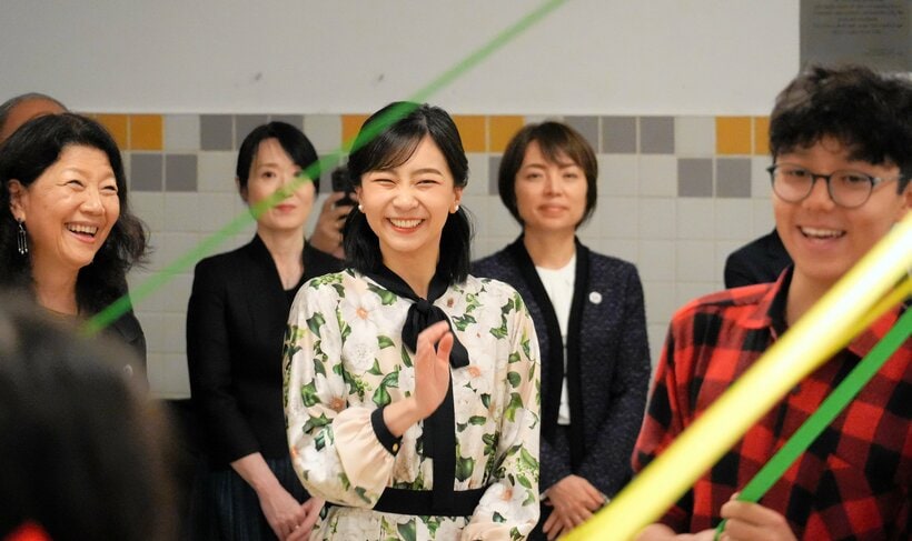 6月祭のダンスを見て手を振る佳子さま。さすが”ほほ笑みのプリンセス”、佳子さまの笑顔で周囲にも和やかなほほ笑みがあふれる=2025年6月7日　ブラジル・サンパウロ